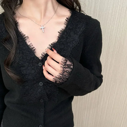 Cardigan en Maille Femme – Col V et Bordure en Dentelle