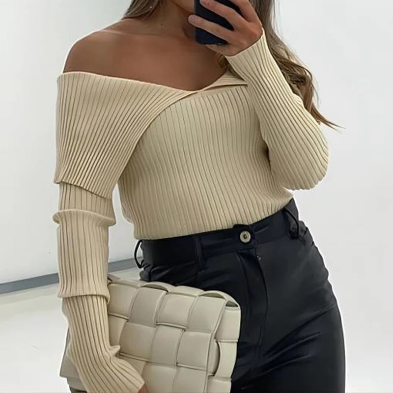 Pull femme à manches longues et encolure dégagée