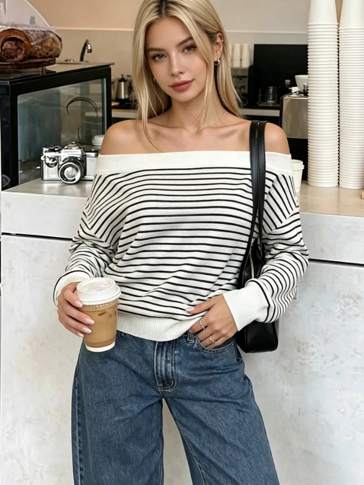 Pull Rayé Femme – Col Asymétrique et Épaules Dénudées