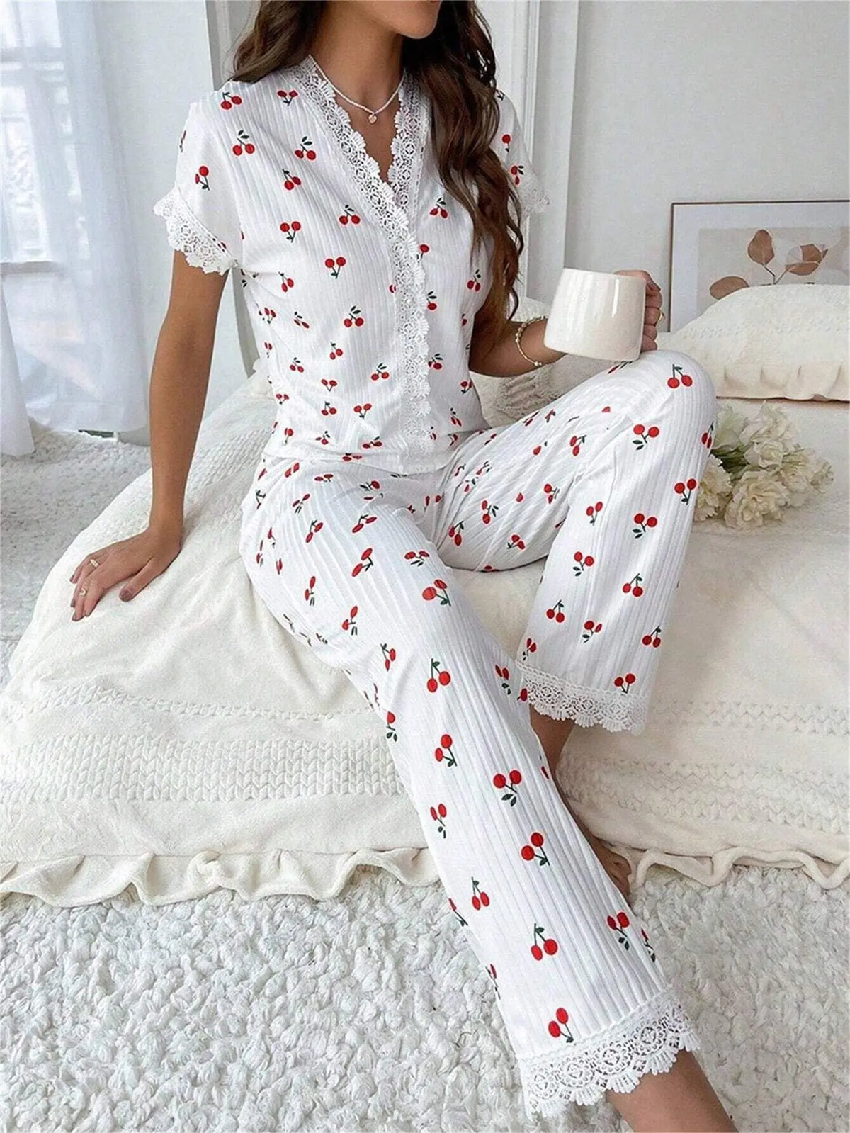 Pyjama à Cœurs Femme – Haut Manches Courtes en Dentelle et Pantalon