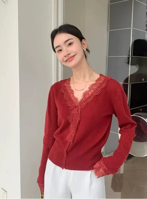 Cardigan en Maille Femme – Col V et Bordure en Dentelle