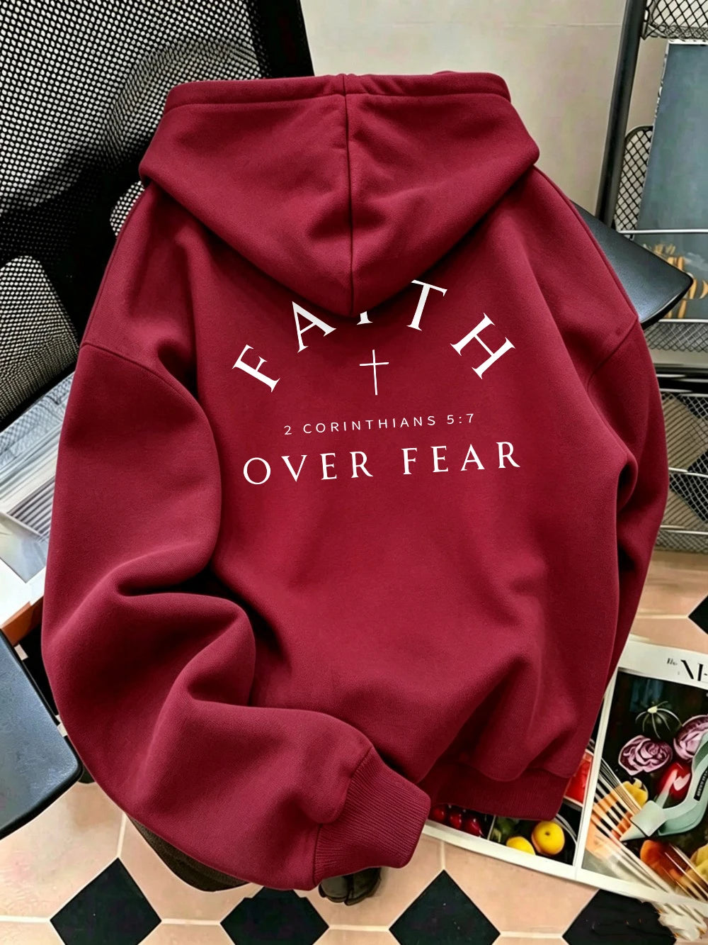 Sweat à capuche imprimé Faith Over Fear pour femmes