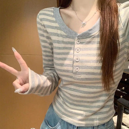 T-shirt Rayé Femme – Coupe Ajustée et Boutons