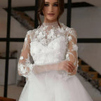 Robe de mariée évasée à manches longues et col haut pour femmes