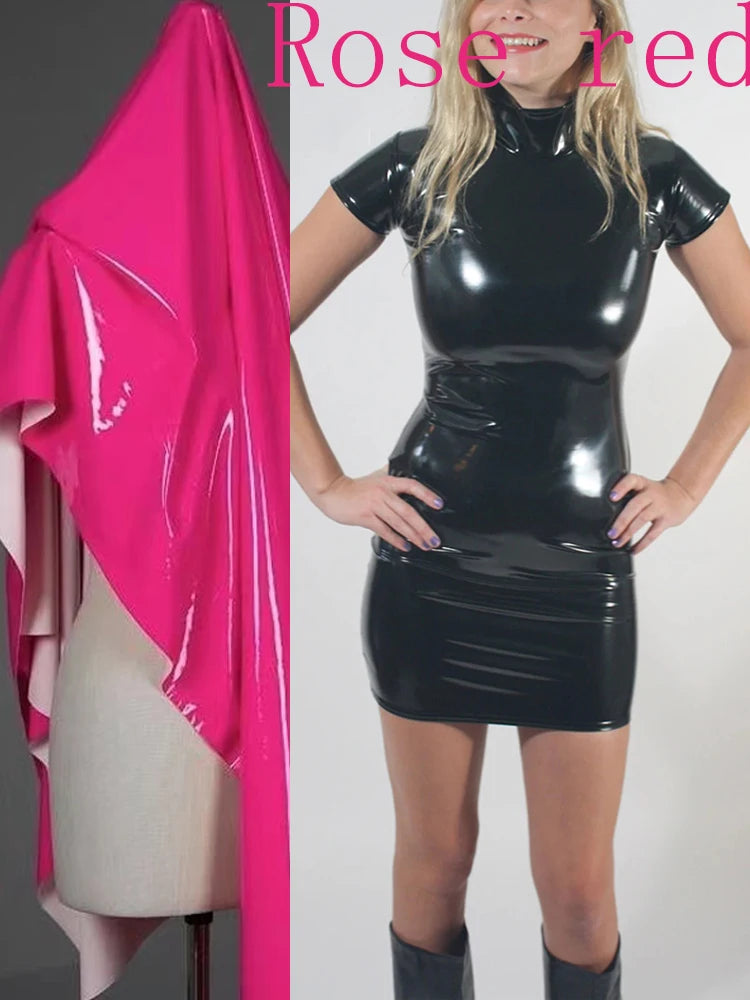 Robe Courte Moulante en Similicuir Verni à Col Montant
