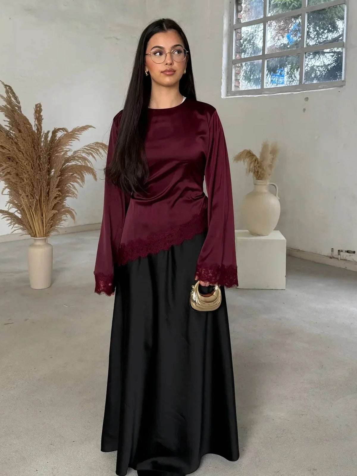 Chemise Satinée Femme – Dentelle et Ourlet Asymétrique