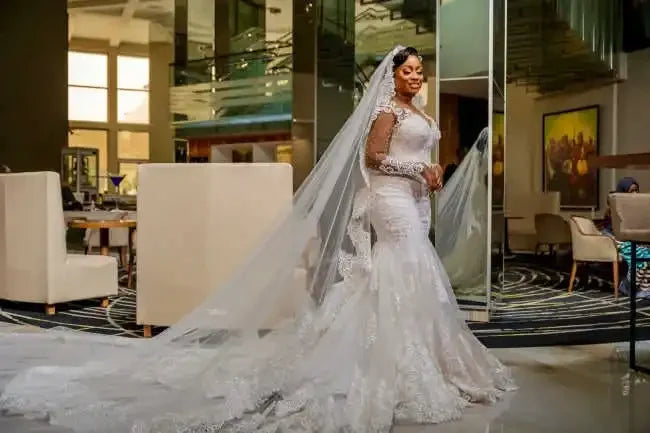 Robe de mariée de luxe avec des appliques de perles pour femmes