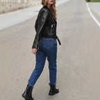 Veste courte et cintrée en similicuir noir pour femmes