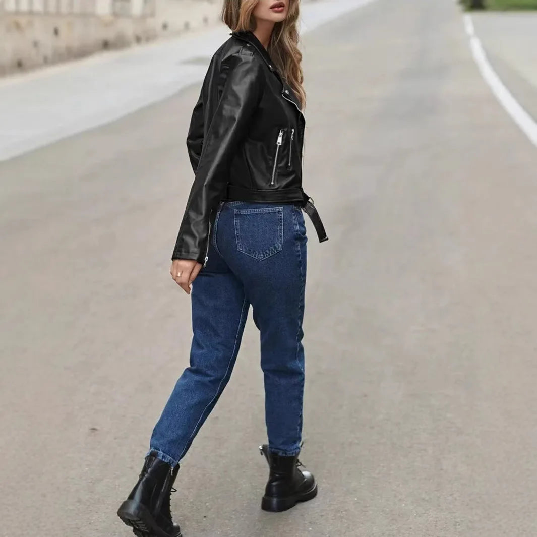 Veste courte et cintrée en similicuir noir pour femmes