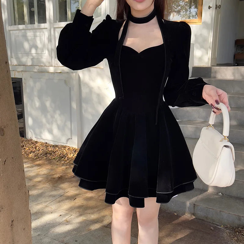 Robe courte femme en velours noir à col carré et tour de cou