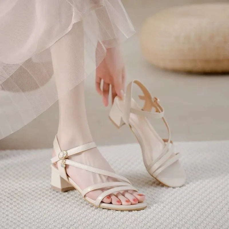 Sandales blanches à bout ouvert et talons moyens pour femmes