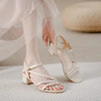 Sandales blanches à bout ouvert et talons moyens pour femmes