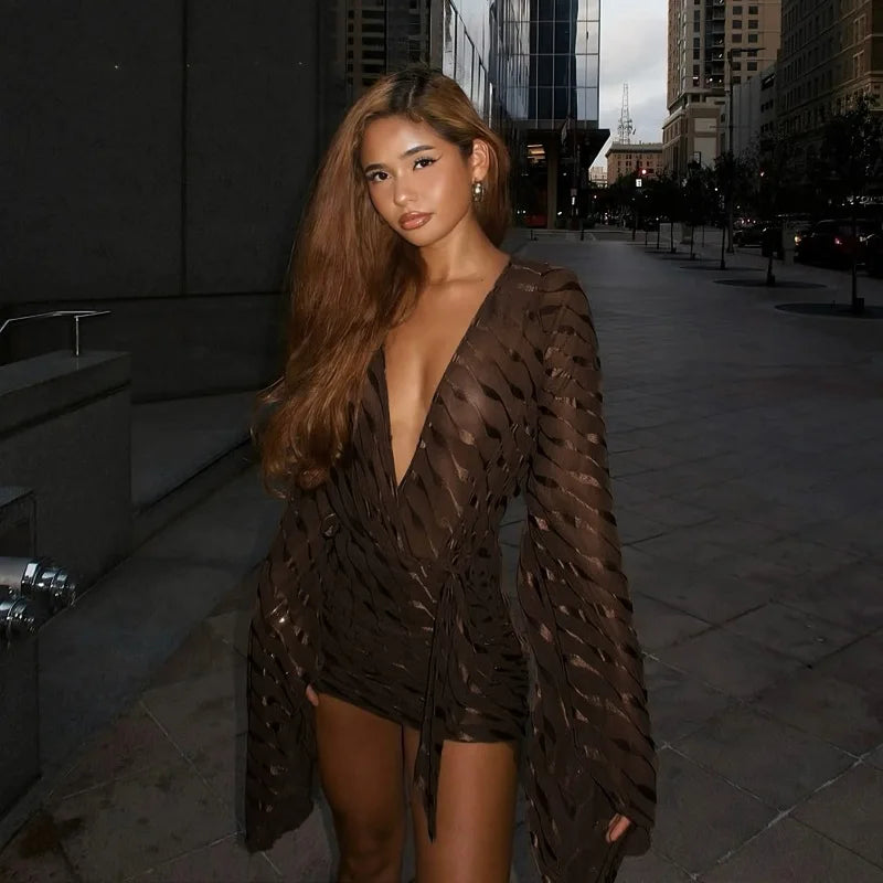 Robe courte à col en V et manches longues pour femmes