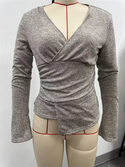 T-shirt femme ajusté col V à manches longues et ourlet asymétrique