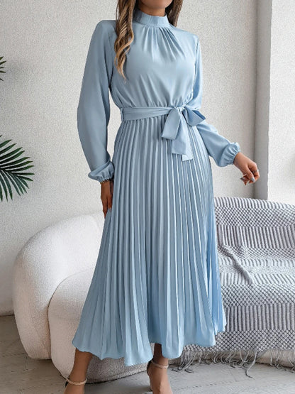 Robe Longue Plissée Femme – Col Montant et Laçage