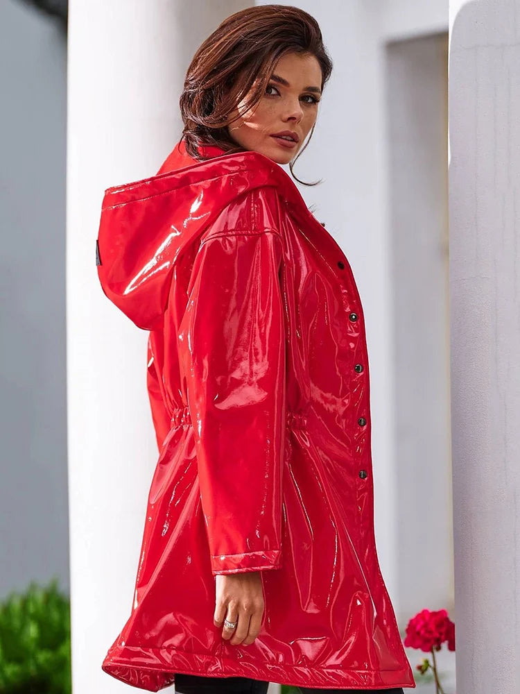Manteau Verni à Capuche et Fermeture Boutonnée
