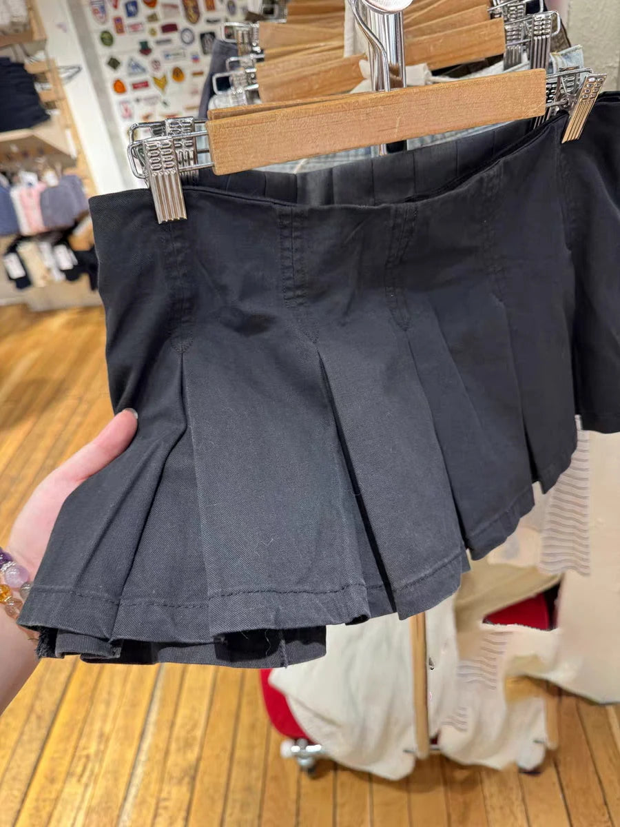 Mini-jupe plissée noire taille basse pour femmes