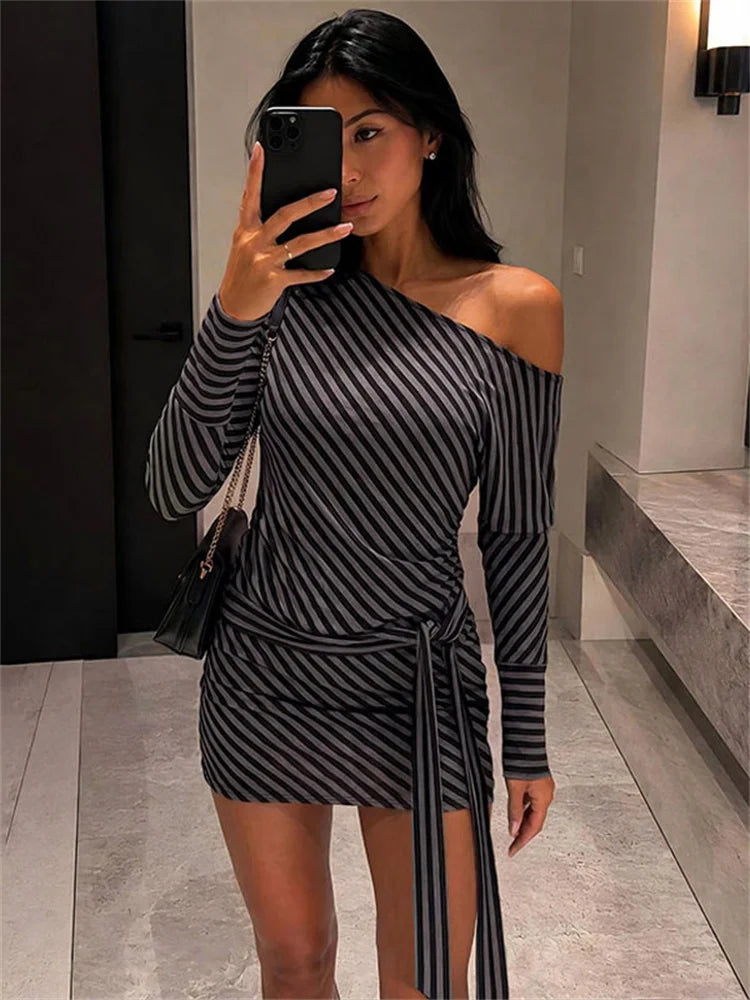 Robe fourreau femme rayée asymétrique à manche lanterne