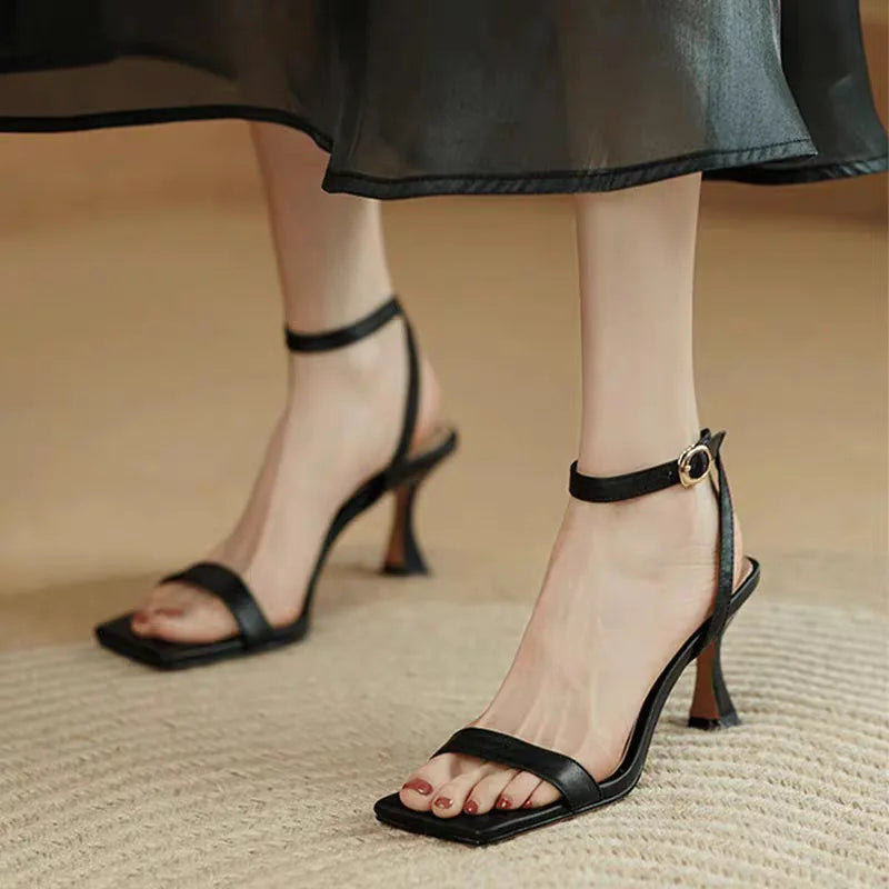 Sandales noires à talons hauts pour femmes