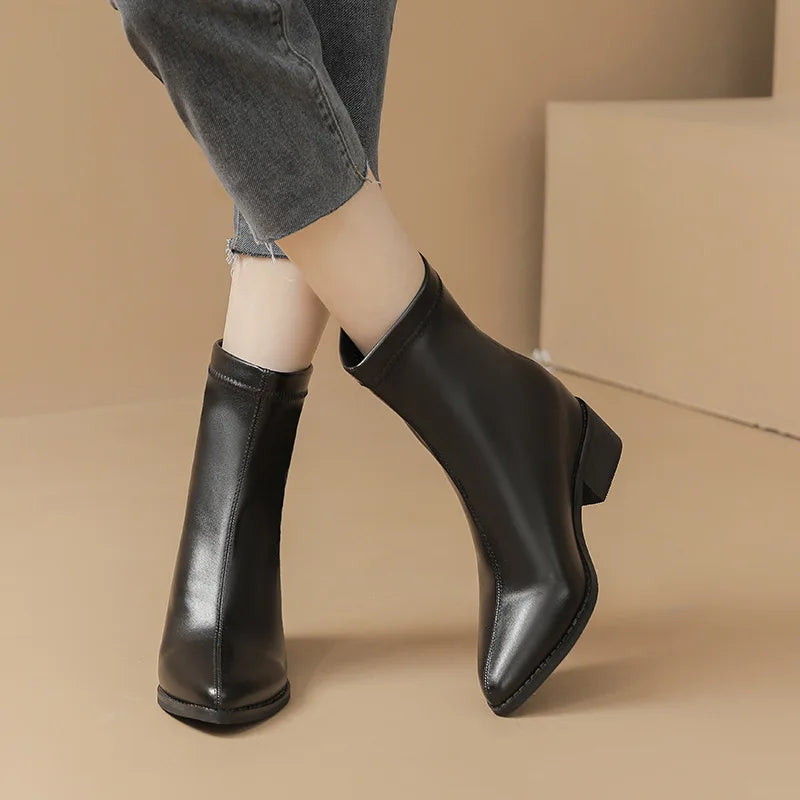 Bottine courtes pointues en cuir souple pour femmes