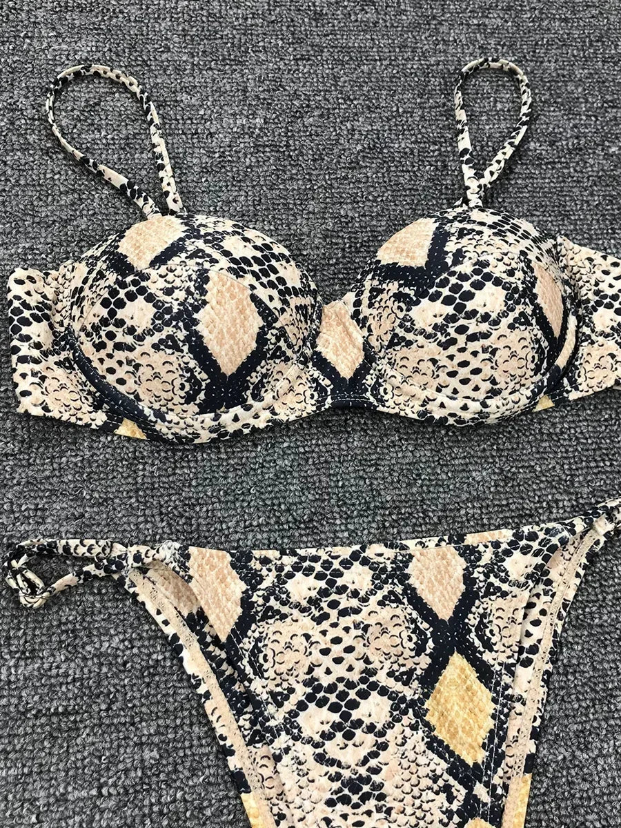 Maillot de bain deux pièces sexy imprimé serpent avec soutien-gorge à armatures et  micro string pour femmes