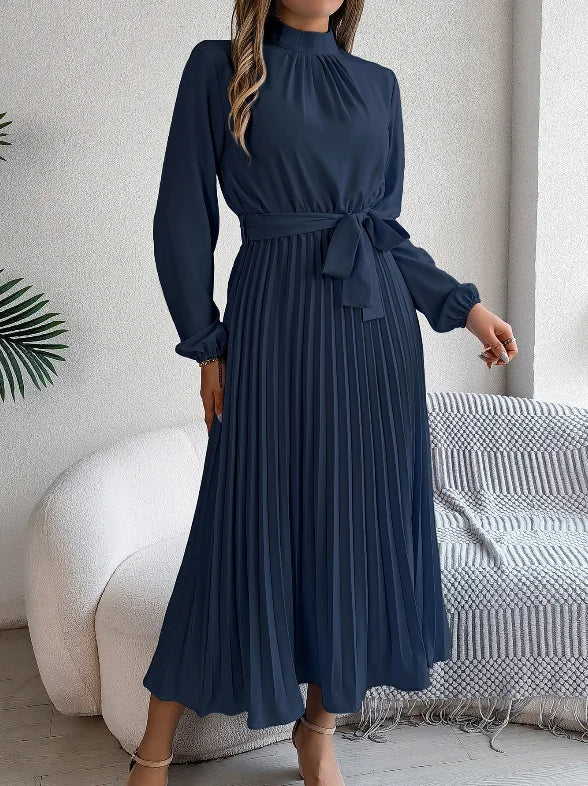 Robe Longue Plissée Femme – Col Montant et Laçage