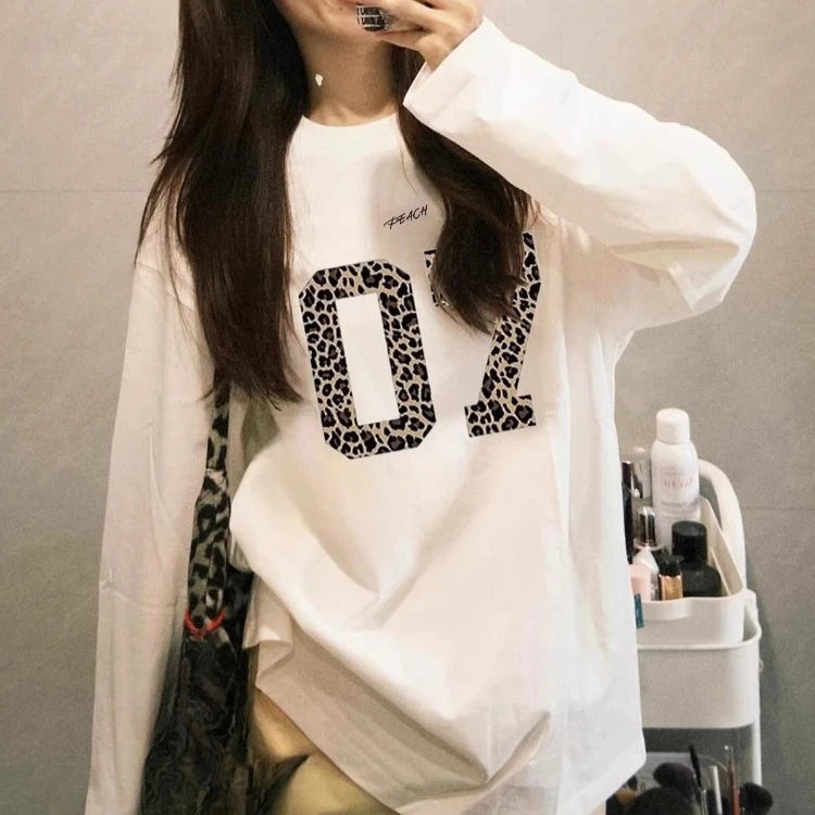 T-shirt esthétique imprimé léopard avec lettres pour femmes
