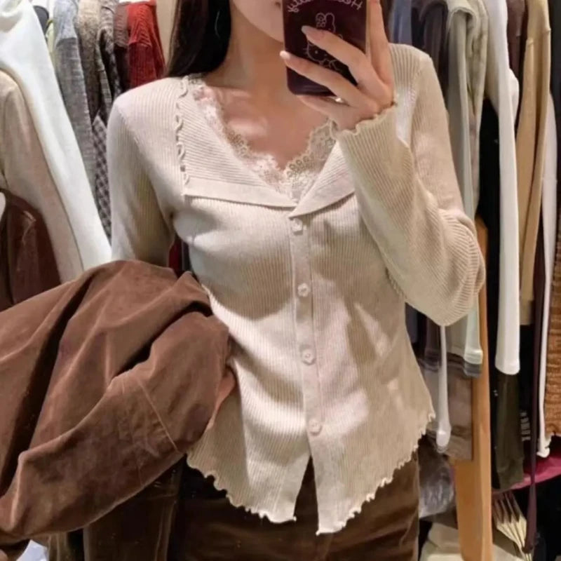 Cardigan Côtelé Femme – Bordures en Dentelle