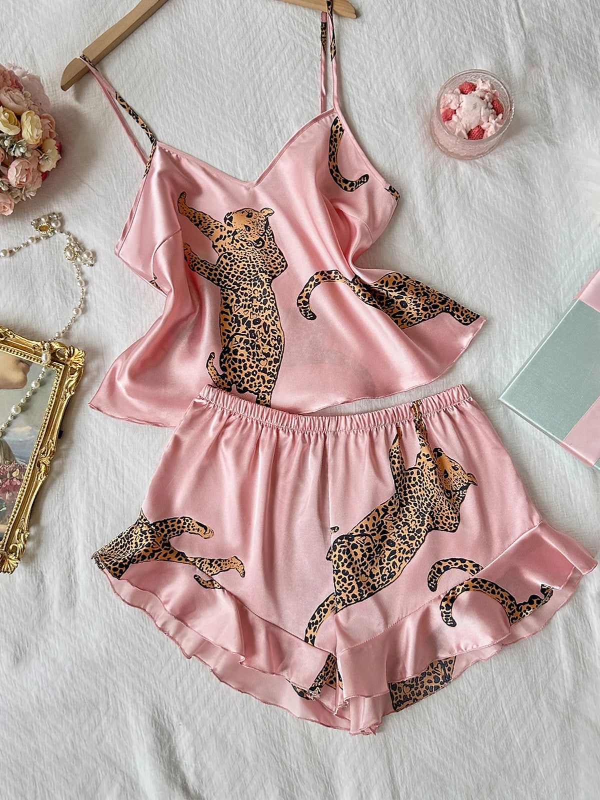 Pyjama d’Été 2 Pièces Femme – Léopard et Tissu Soyeux