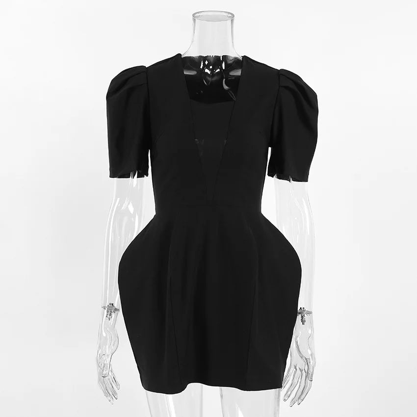 Robe courte élégante noire à col carré pour femmes