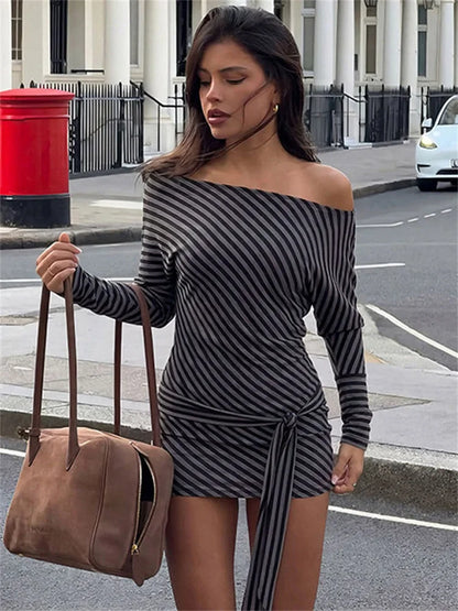 Robe fourreau femme rayée asymétrique à manche lanterne