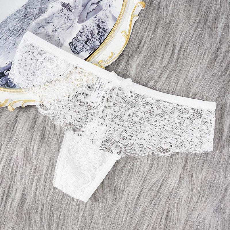 String Femme – Dentelle Délicate