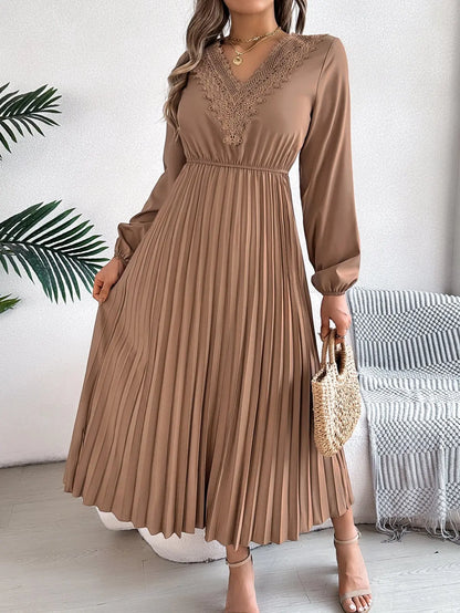 Robe Longue Plissée Femme – Col V et Taille en Dentelle