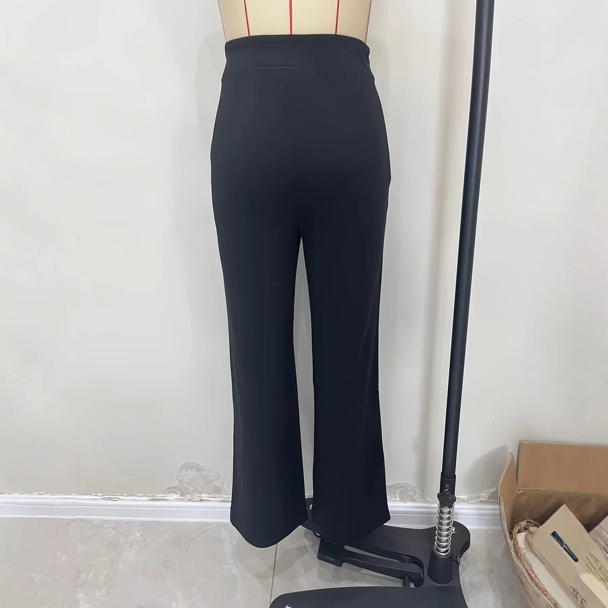 Pantalon Droit Noir Femme – Taille Haute et Détail Métallique