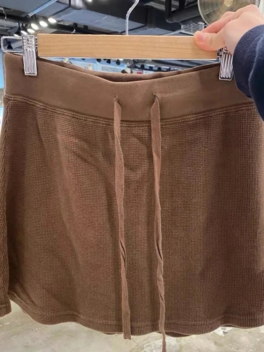 Mini jupe plissée blanche avec cordon de serrage pour femmes