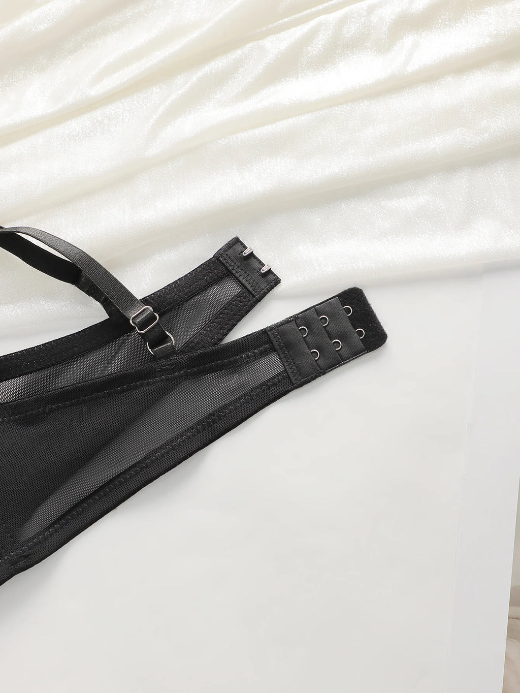 Ensemble de sous-vêtements soutien-gorge et string taille basse croisé pour femmes