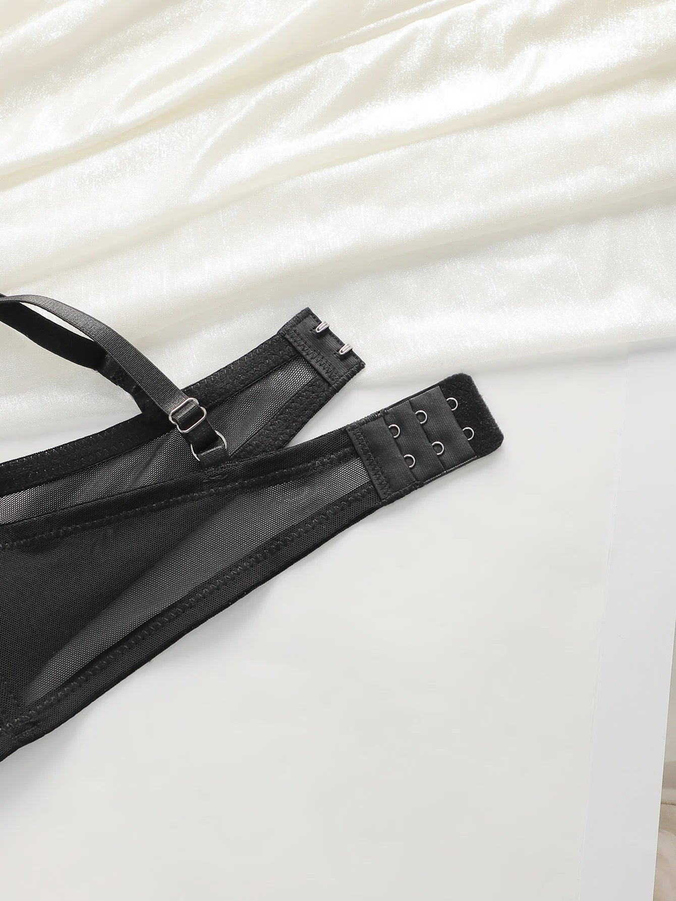 Ensemble de sous-vêtements soutien-gorge et string taille basse croisé pour femmes