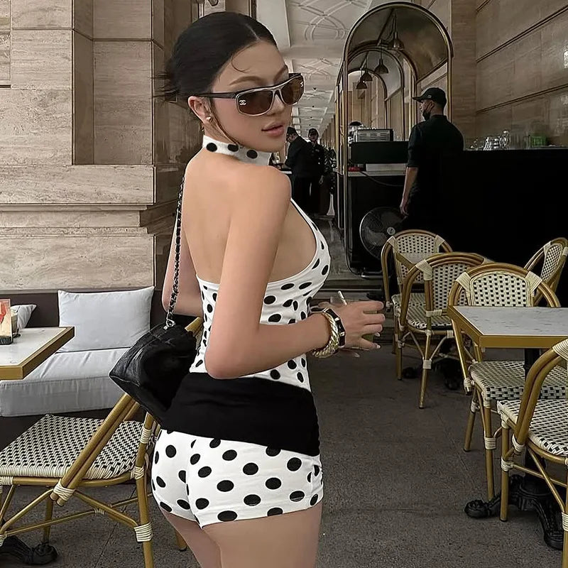 Ensemble deux pièces à pois short, collier et top dos nu contrastant pour femmes
