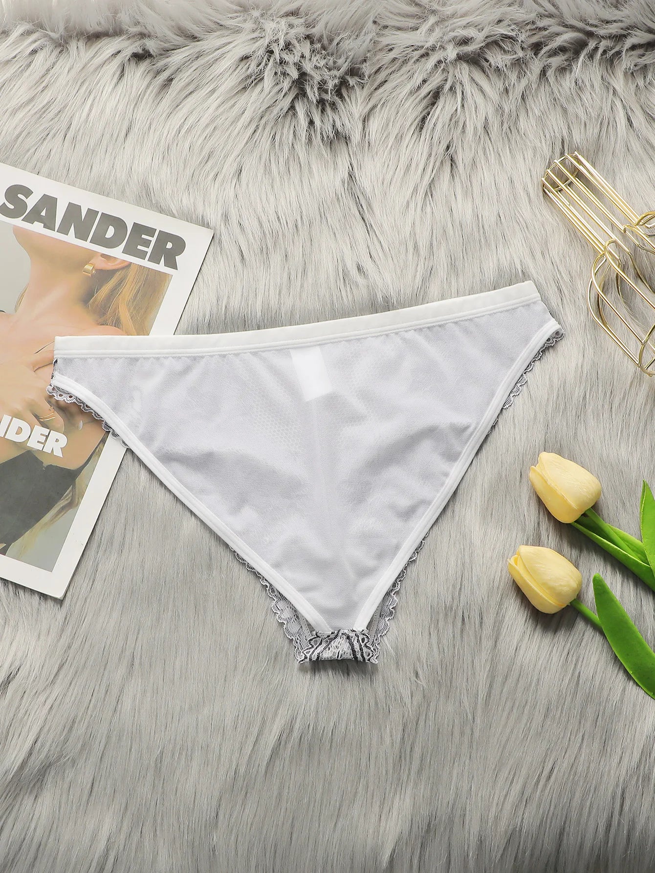 String sexy en dentelle brodée de fleurs pour femmes