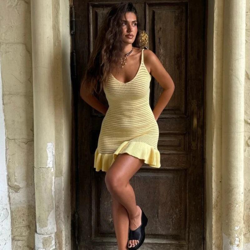 Robe courte en maille à volants et découpes pour femmes
