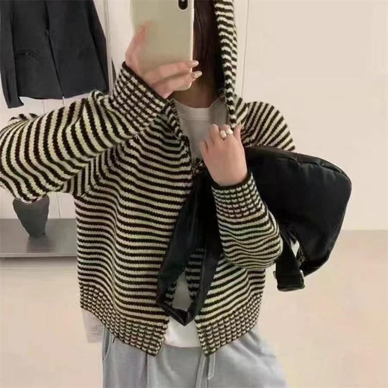 Cardigan Zippé à Capuche Femme – Maille Rayée