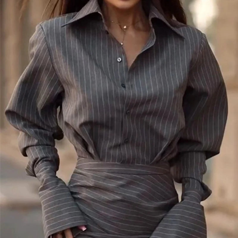 Ensemble mini jupe rayé et chemises à simple boutonnage pour femmes