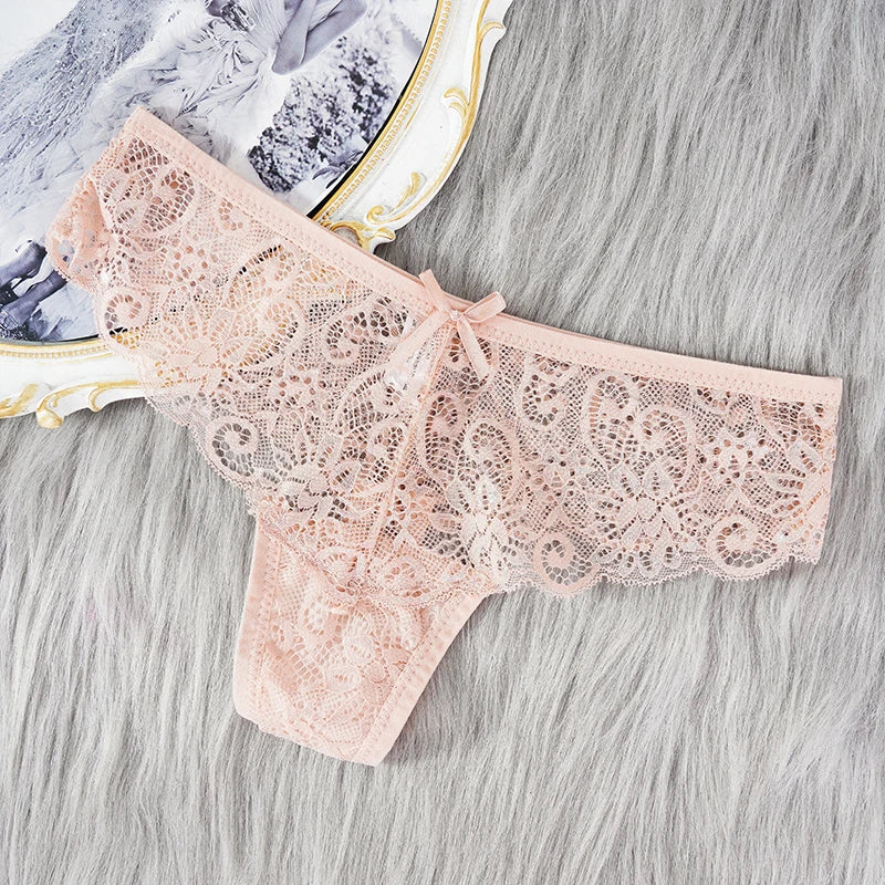 String Femme – Dentelle Délicate