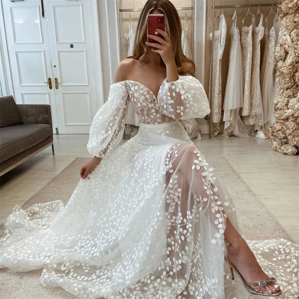 Robes de mariée en dentelle et épaules dénudées
