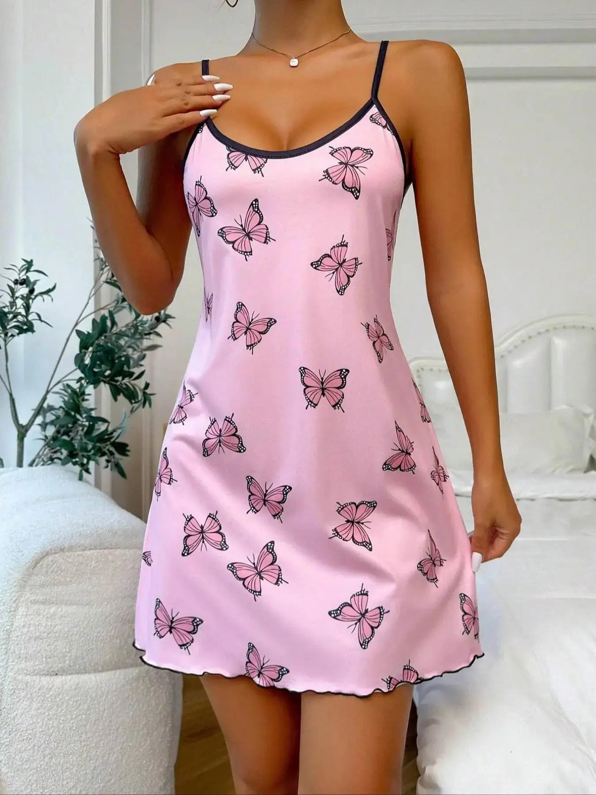 Nuisette Fluide Femme – Papillons et Fente Latérale