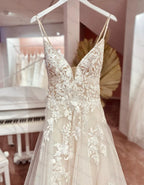 Robe de mariée vintage en dentelle à fines bretelles et col en V pour femmes