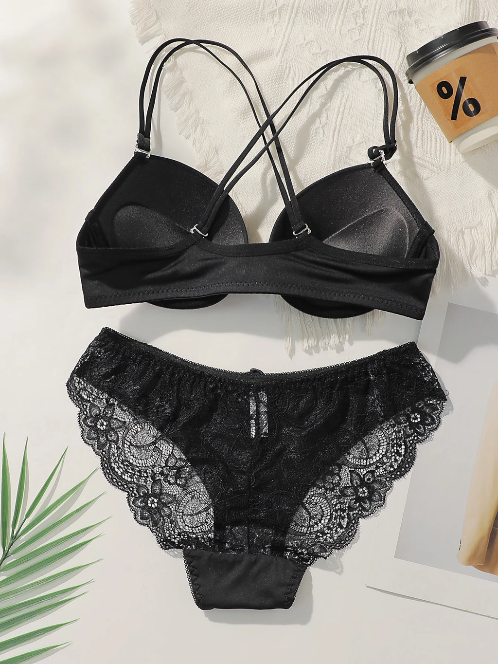Ensemble de lingerie sexy en dentelle avec boucle avant et bretelles croisées pour femmes