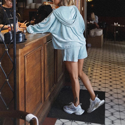 Ensemble 2 pièces femme avec veste à capuche zippée et short
