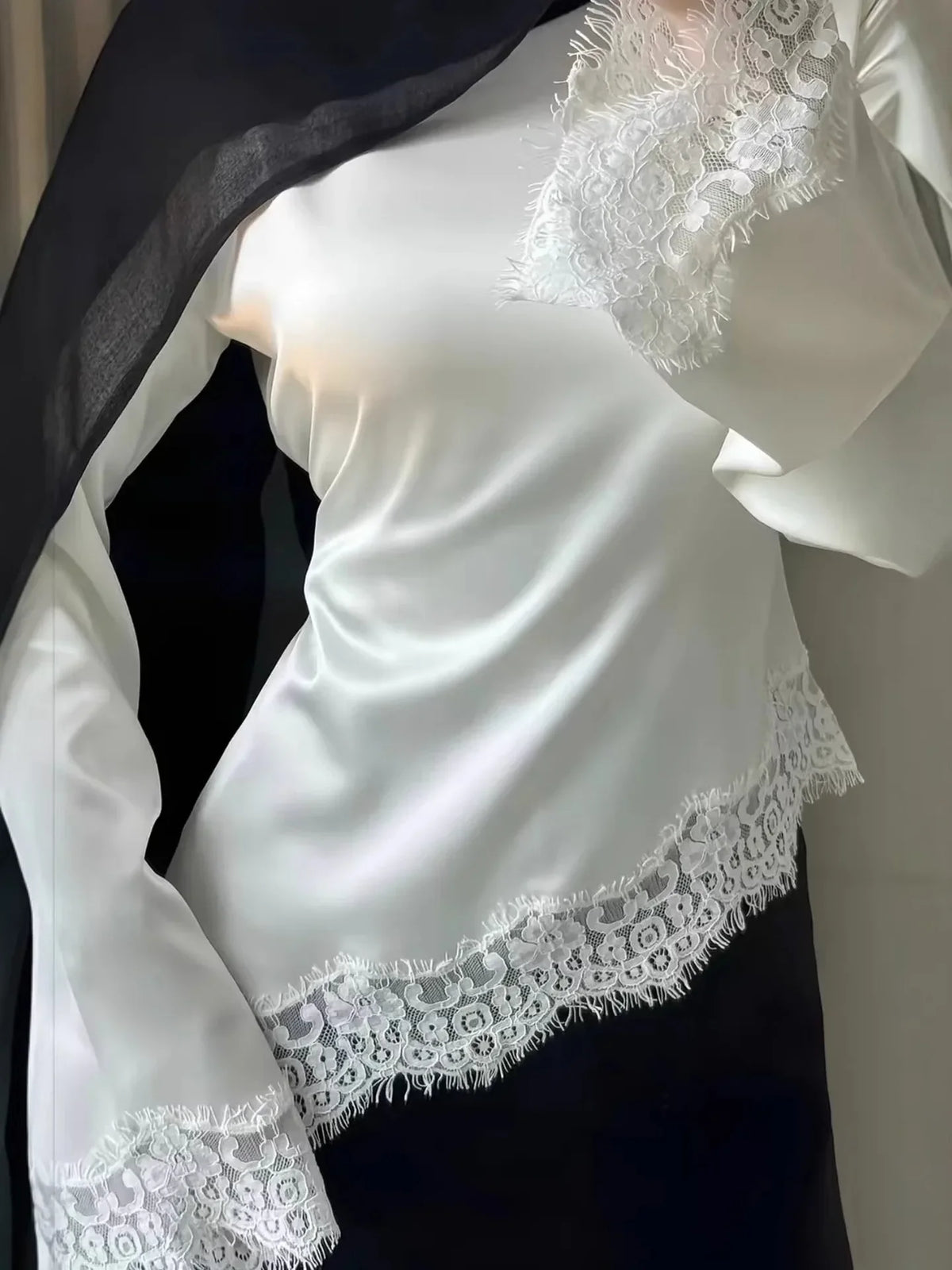 Chemise Satinée Femme – Dentelle et Ourlet Asymétrique