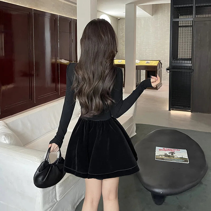 Robe courte femme en velours noir à col carré et tour de cou